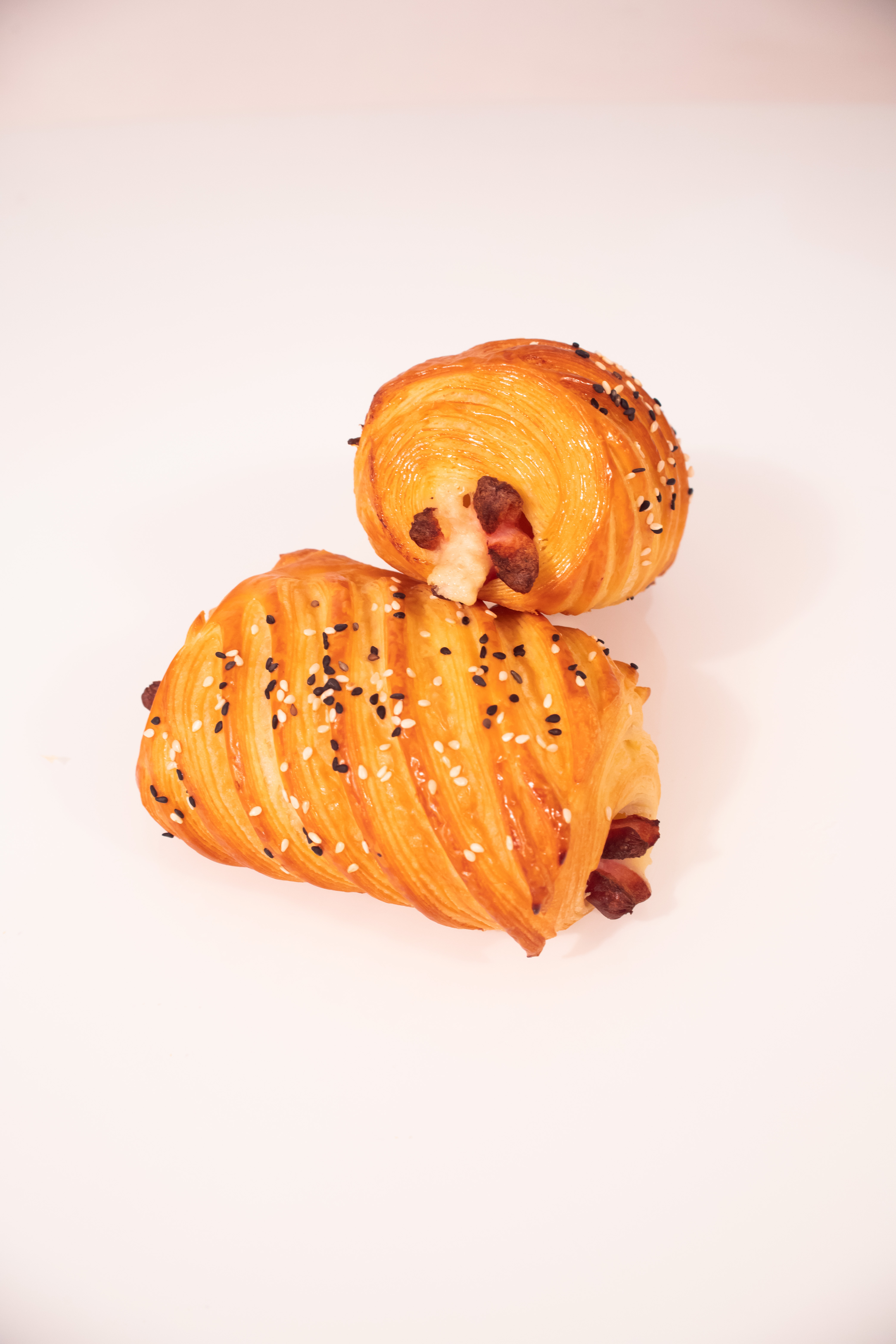 Photo au format portrait de deux roulé saucisse de l'INBP de Rouen